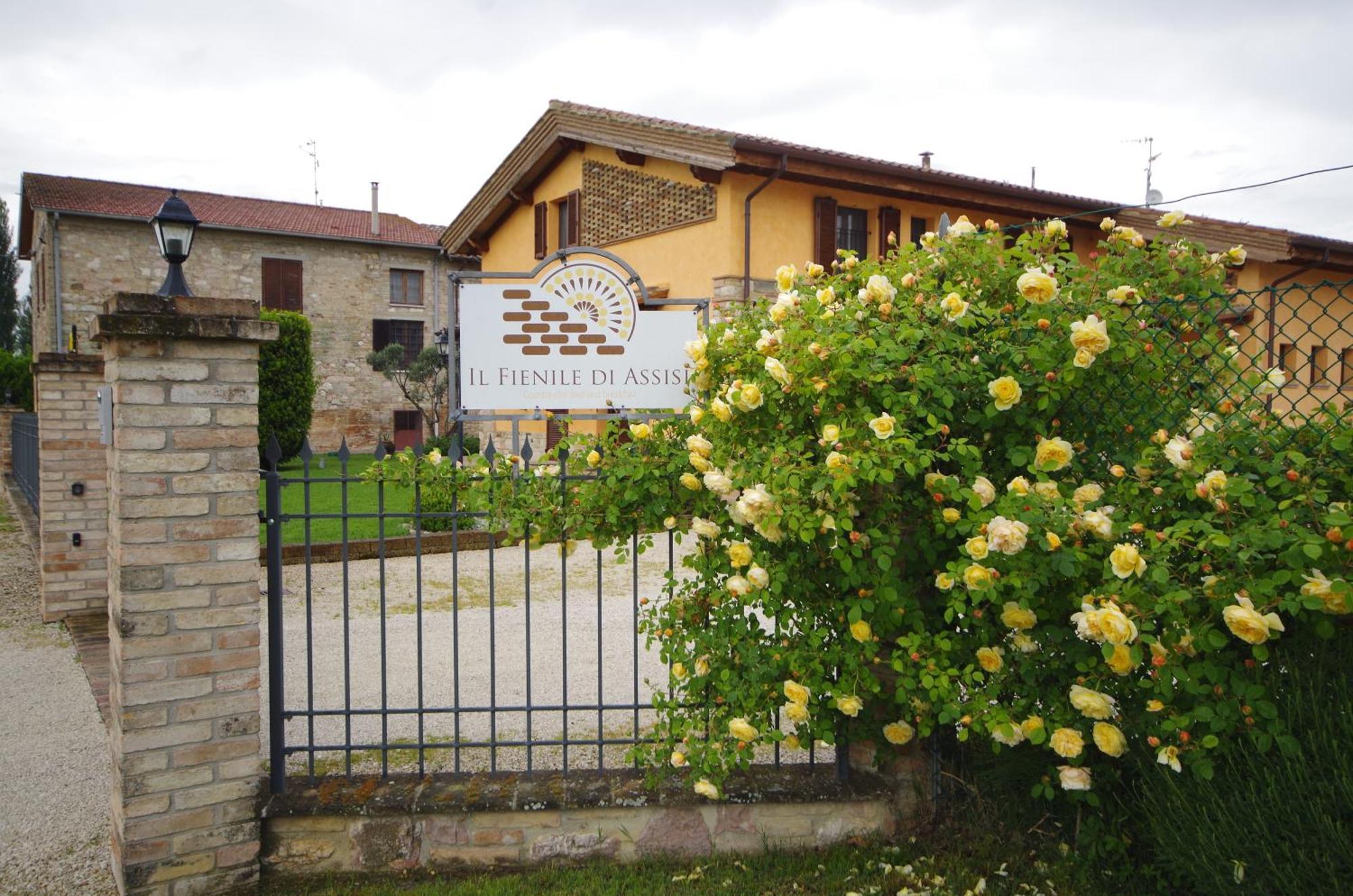 Il Fienile Di Assisi Vila Exterior foto